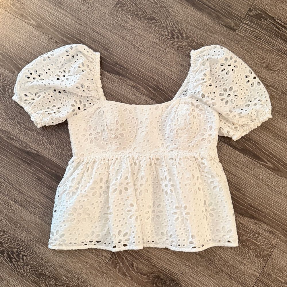Lilly Pulitzer Kay Short
Sleeve Eyelet Top size 10